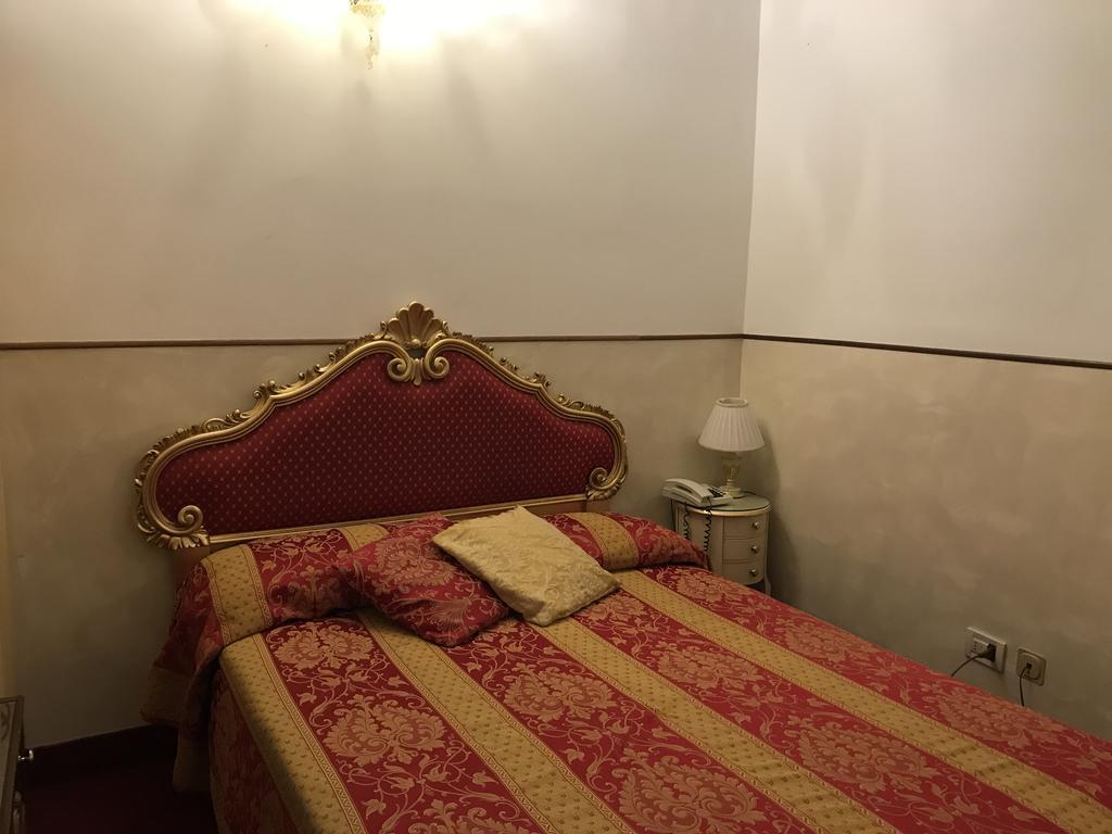 Residenza Ruga Giuffa Castello  ภายนอก รูปภาพ
